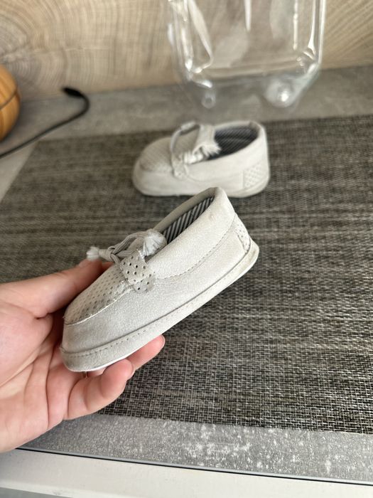 Szare eleganckie buty dla niemowlaka Christopher