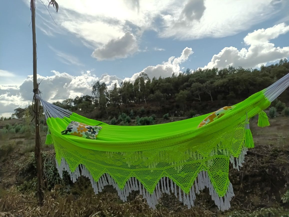 Cama de Rede Neon com Detalhes Artesanais e Crochê Elegante