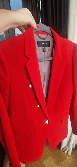 Czerwona taliowana marynarka Mango roz. M