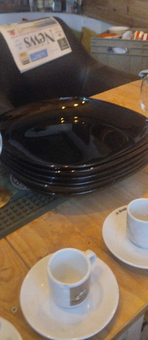 Pratos, copos, talheres, utensílios de cozinha...