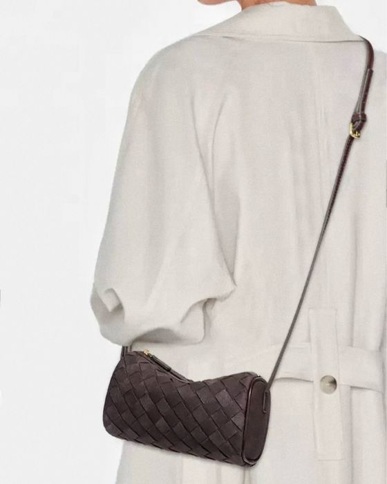 Жіноча сумка крос-боді з плетеної екозамші в шоколадному кольорі