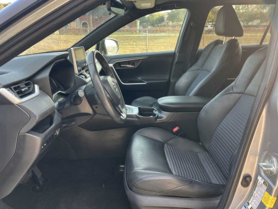 Toyota RAV4      2021