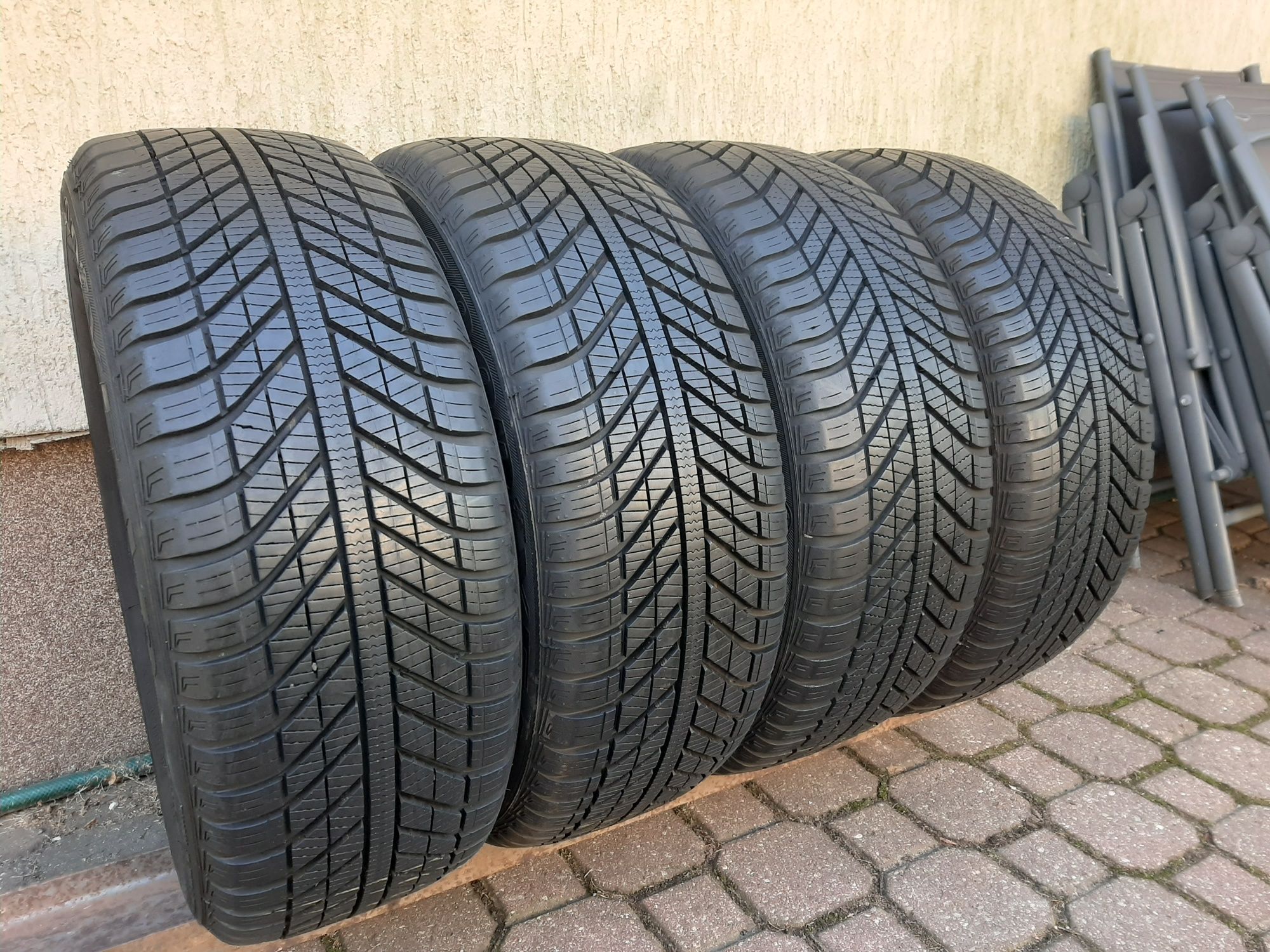 4x Opony zimowe 205/55/16 GoodYear Vector4Sasons/ 7mm / 2018r