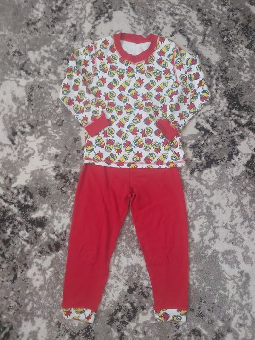 Пижама с миньонами на 4-5л.