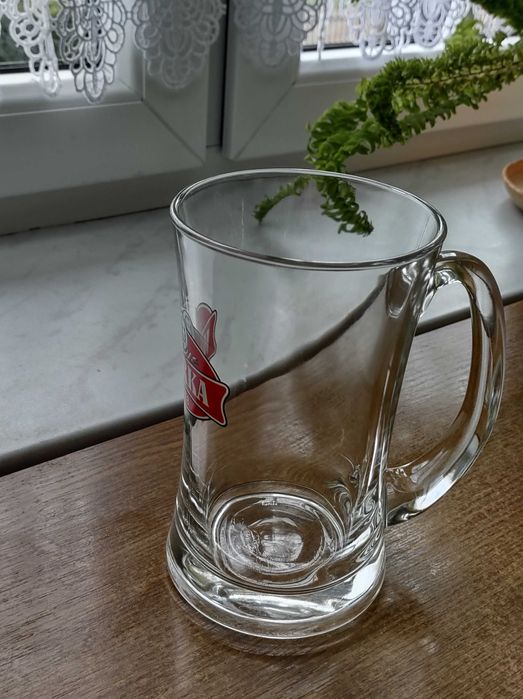 Śliczne kufle do piwa w stanie idealnym