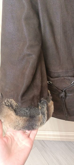 Шкіряне пальто з натуральним хутром.