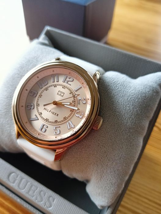 Ekskluzywny Tommy Hilfiger – Złoto & Biel | Klasa i Styl w Jednym