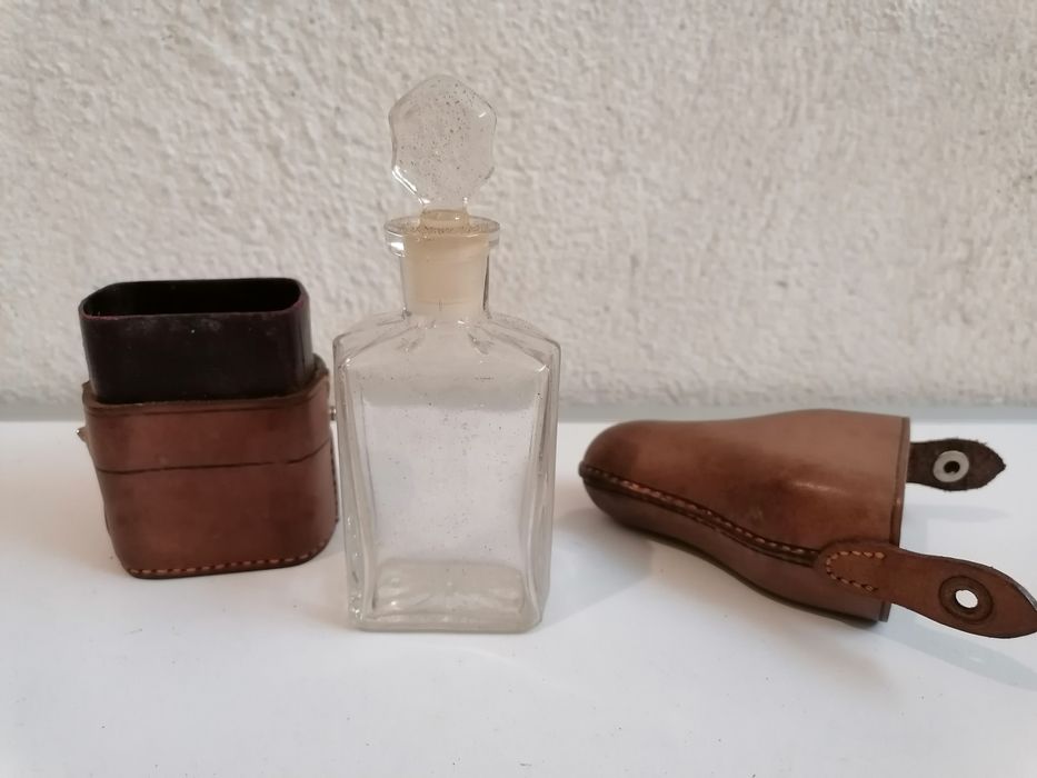 Garrafa de bolso antiga com bolsa em couro