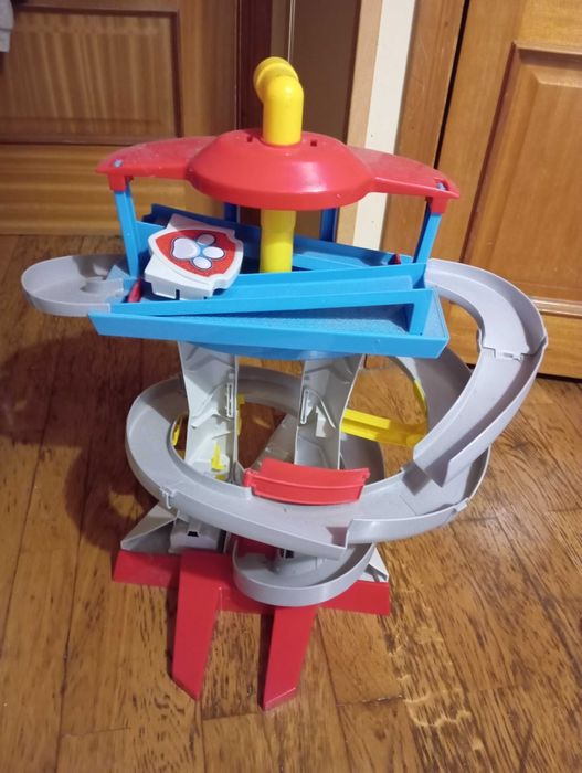 Casa de bonecas da Gabby e pista da Patrulha pata