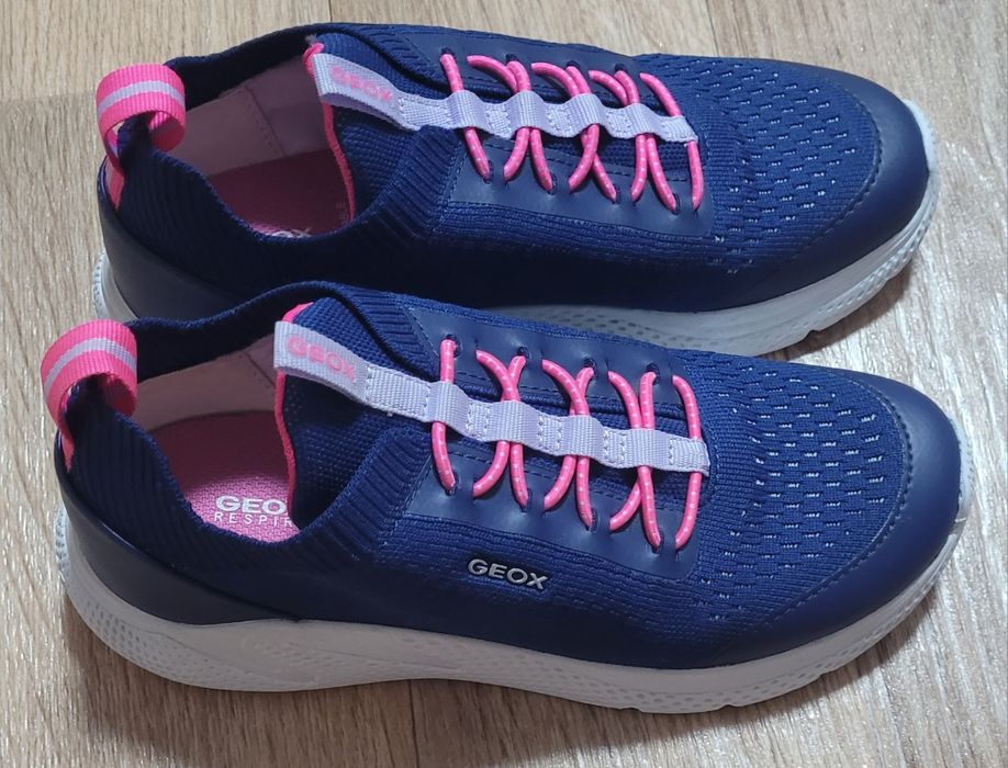 Продам стильные Кроссовки Geox