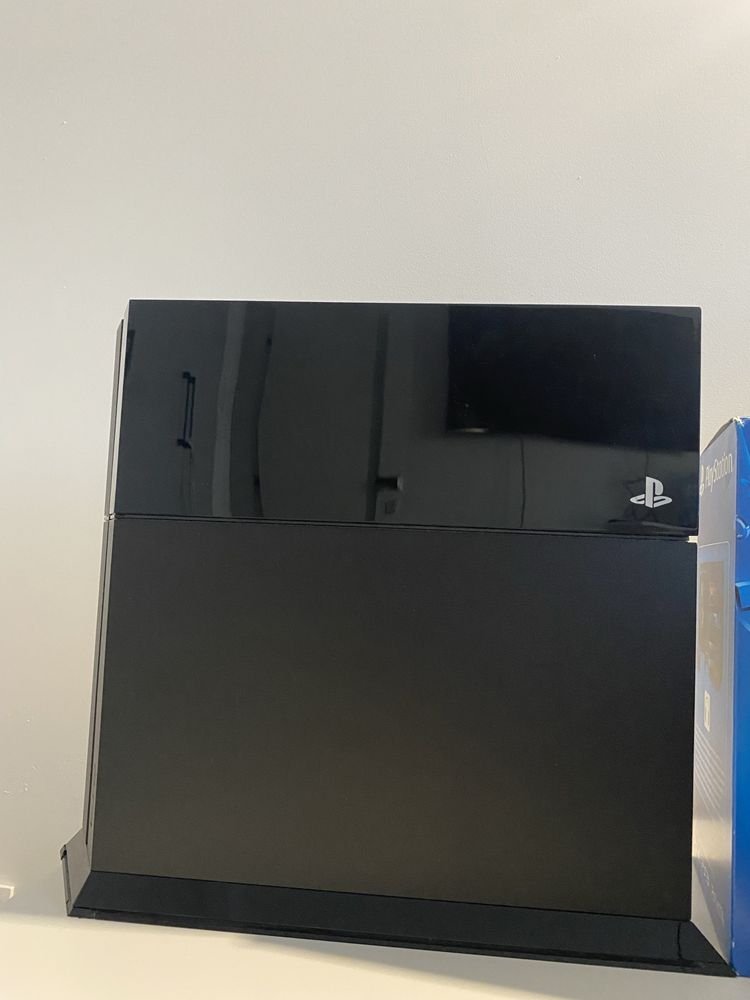 PlayStation 4 1TB, dwa pady, oryginalne słuchawki i pare gier