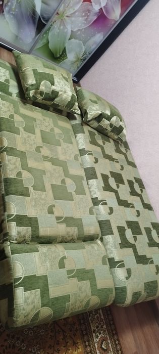 Продам розкладний двухспальний диван у відмінному стані диван