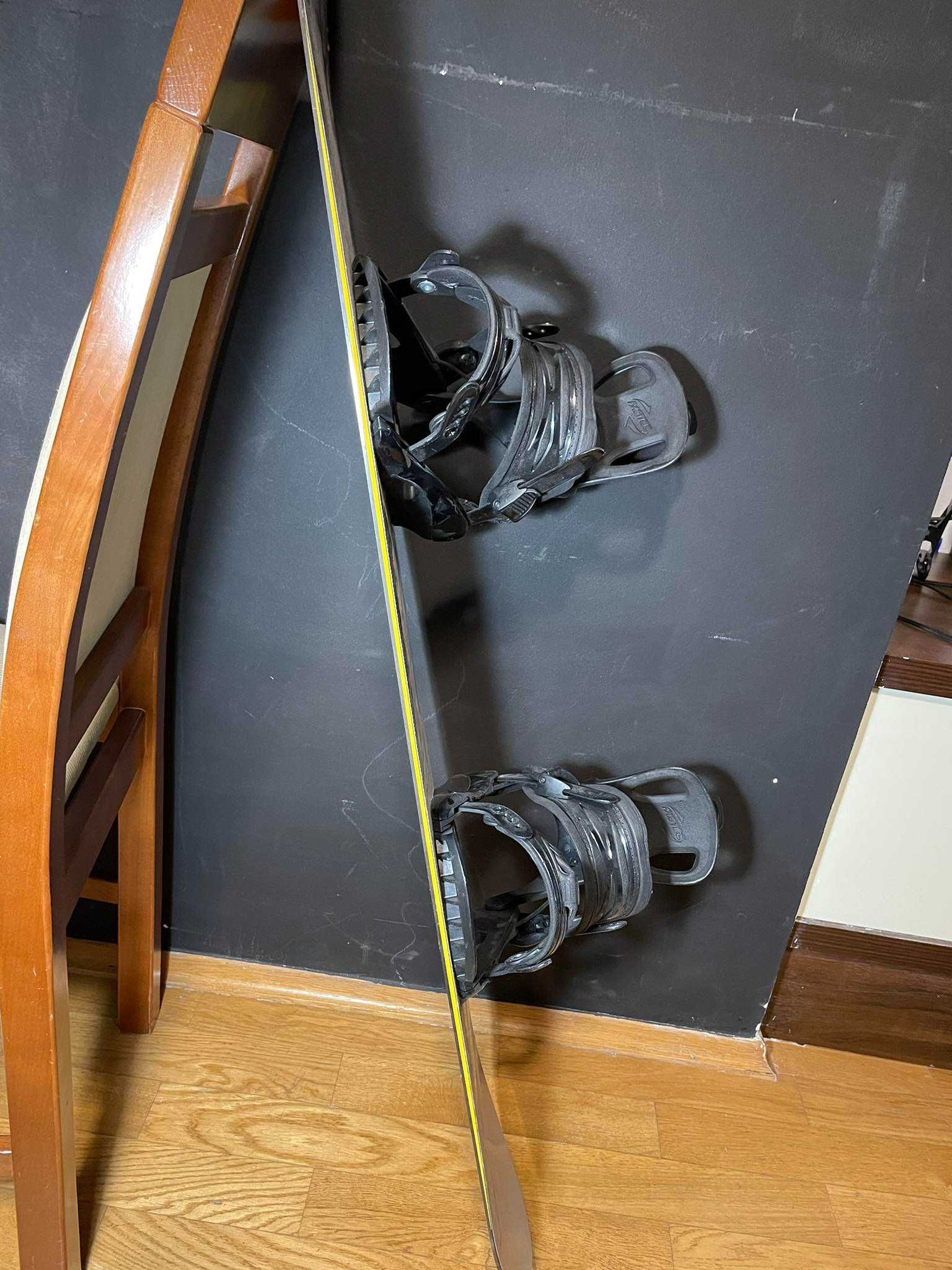 Snowboard APO 115 cm z wiązaniami Rage fastec