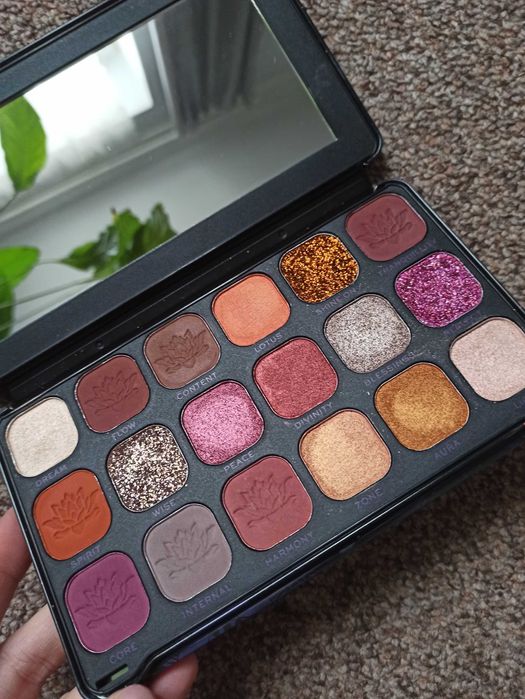Paleta cieni makeup Revolution flawless spirituality