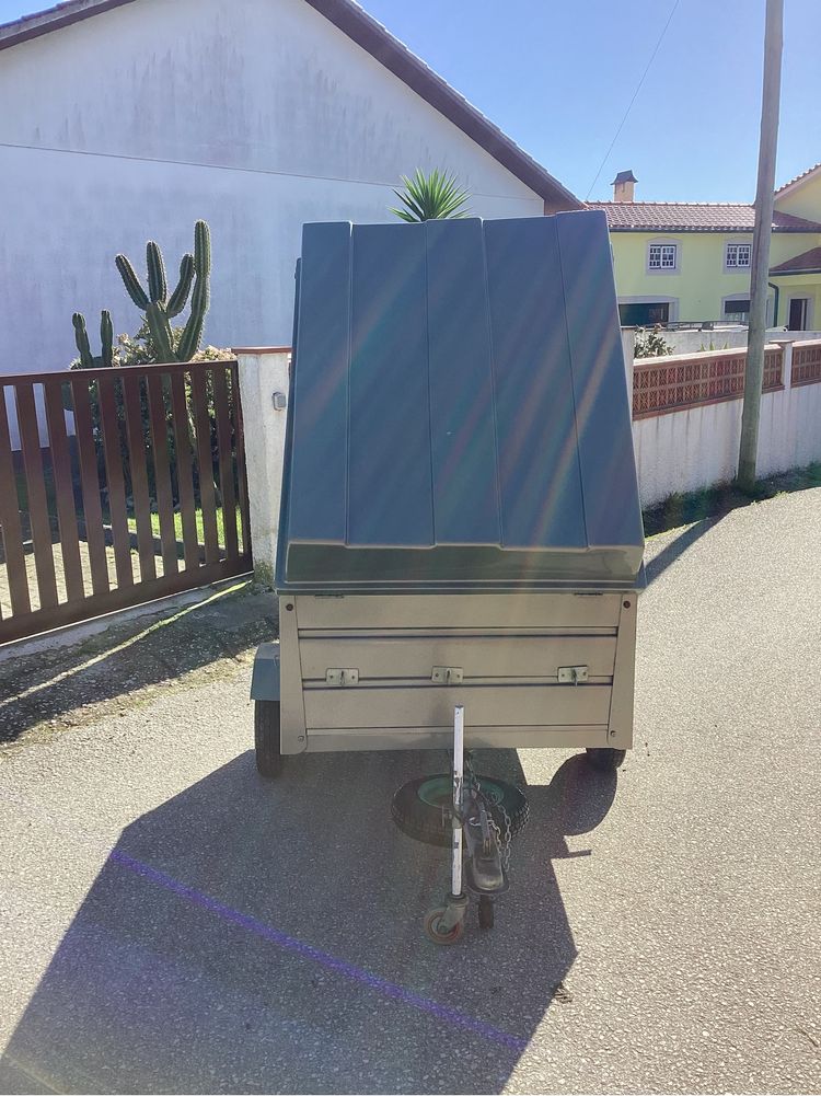Reboque para apoio a carro