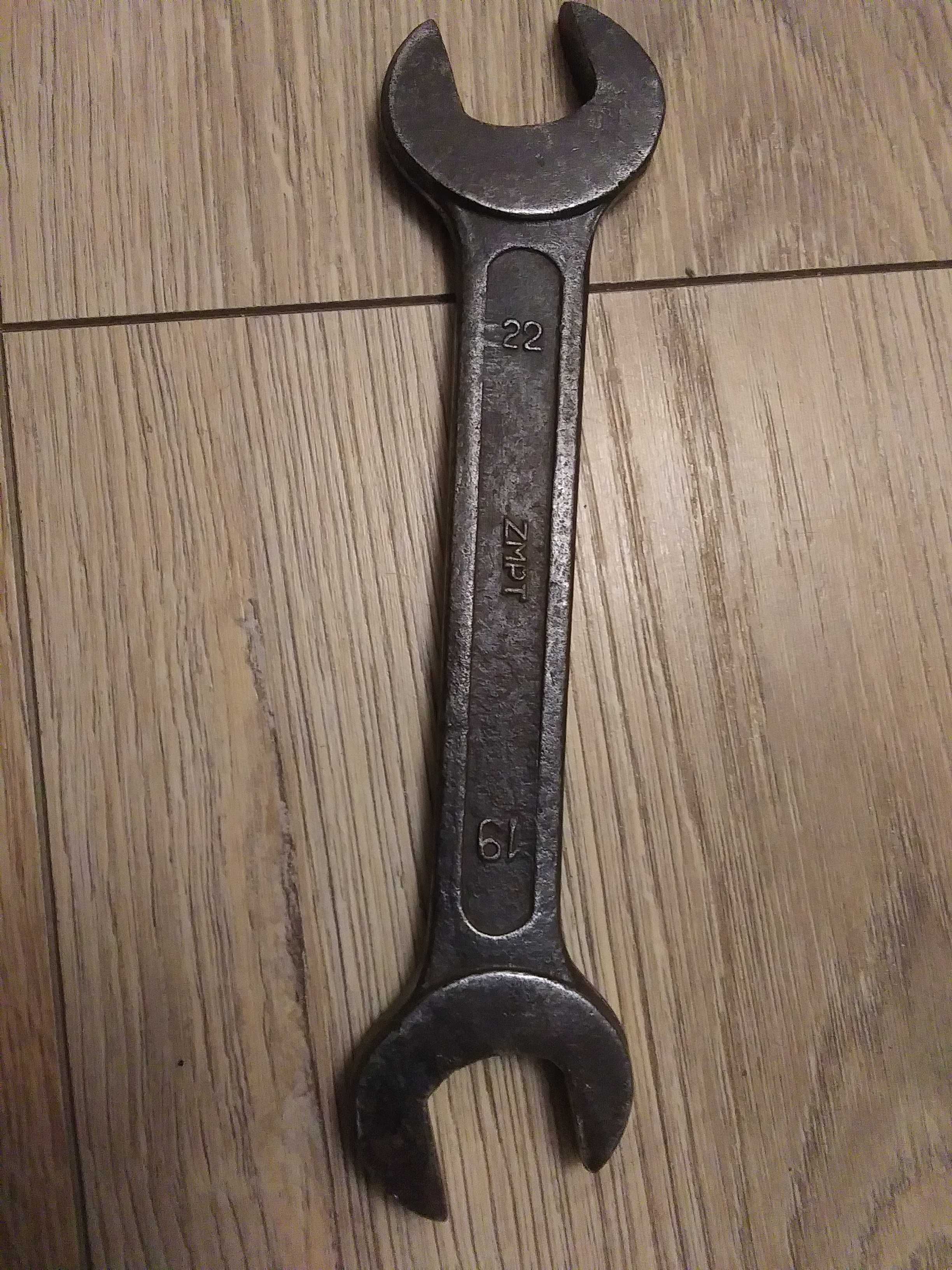 Stary płaski klucz 19 22 mm ZMPT solidny  przedmiot narzędzia z PRL