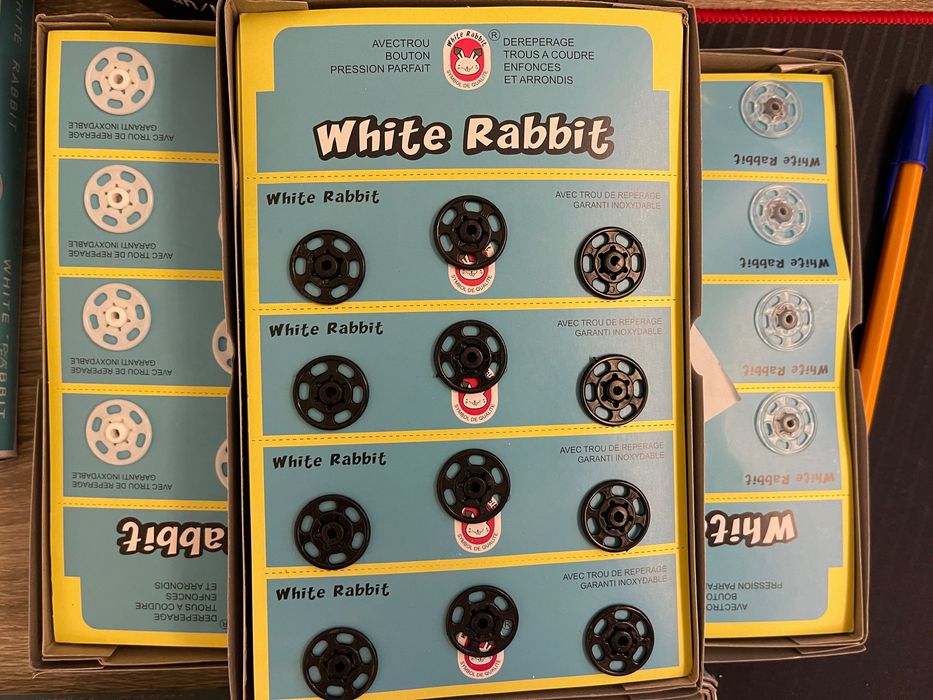 Кнопки пришивні пластик 7-25 мм White Rabbit та булавки 18мм