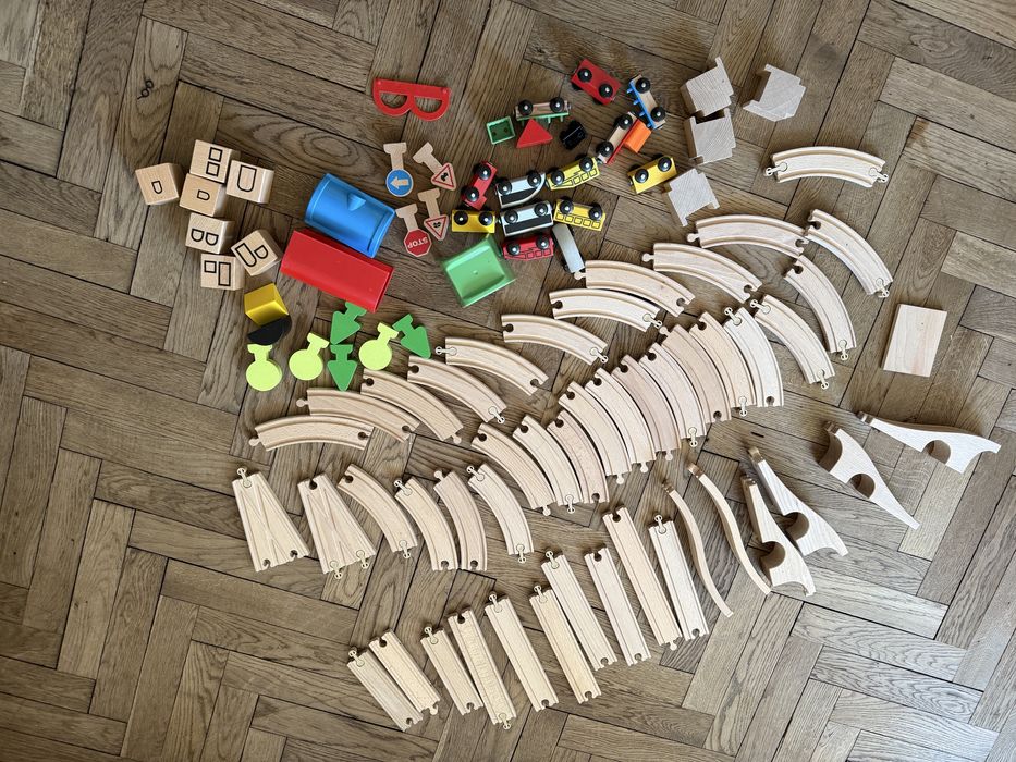 Zestaw drewnianych torów kolejowych z pociągami Lillabo