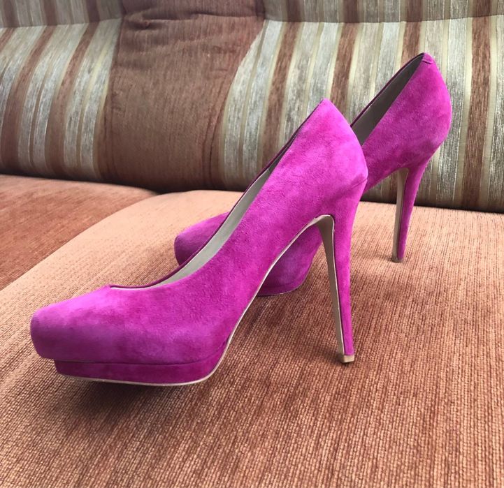 Замшевые туфли на каблуке