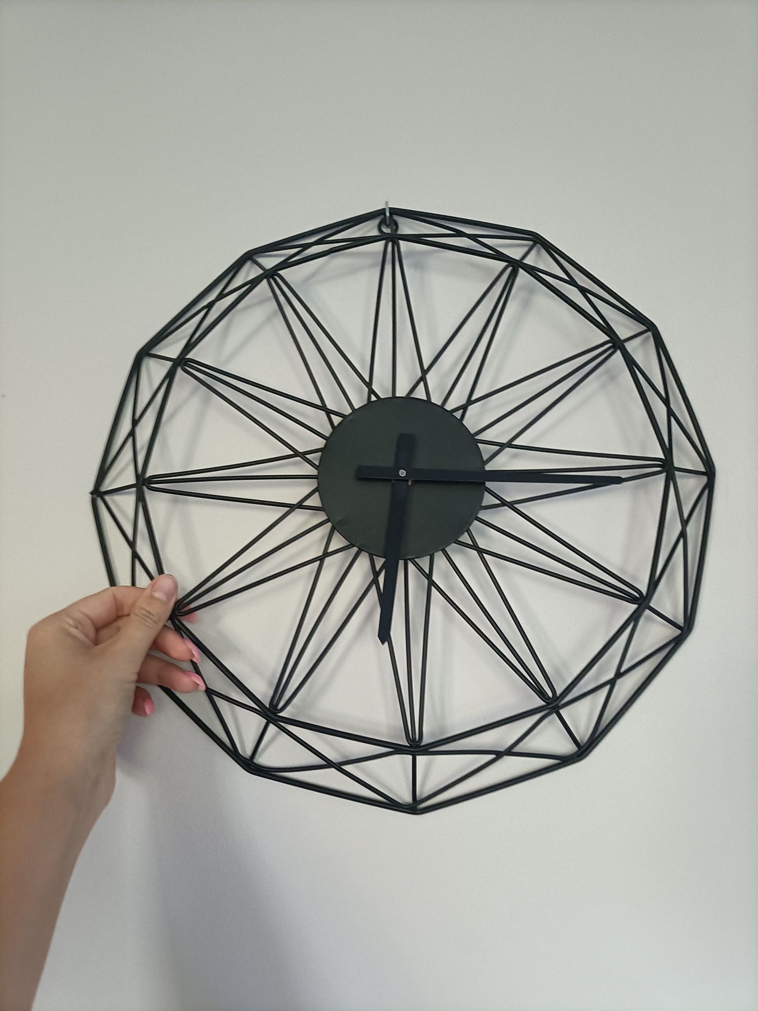 Czarny, stylowy zegar ścienny 40 cm