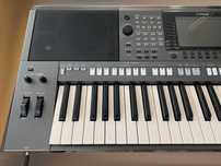 Yamaha PSR S770 Запакована професійними стилями.