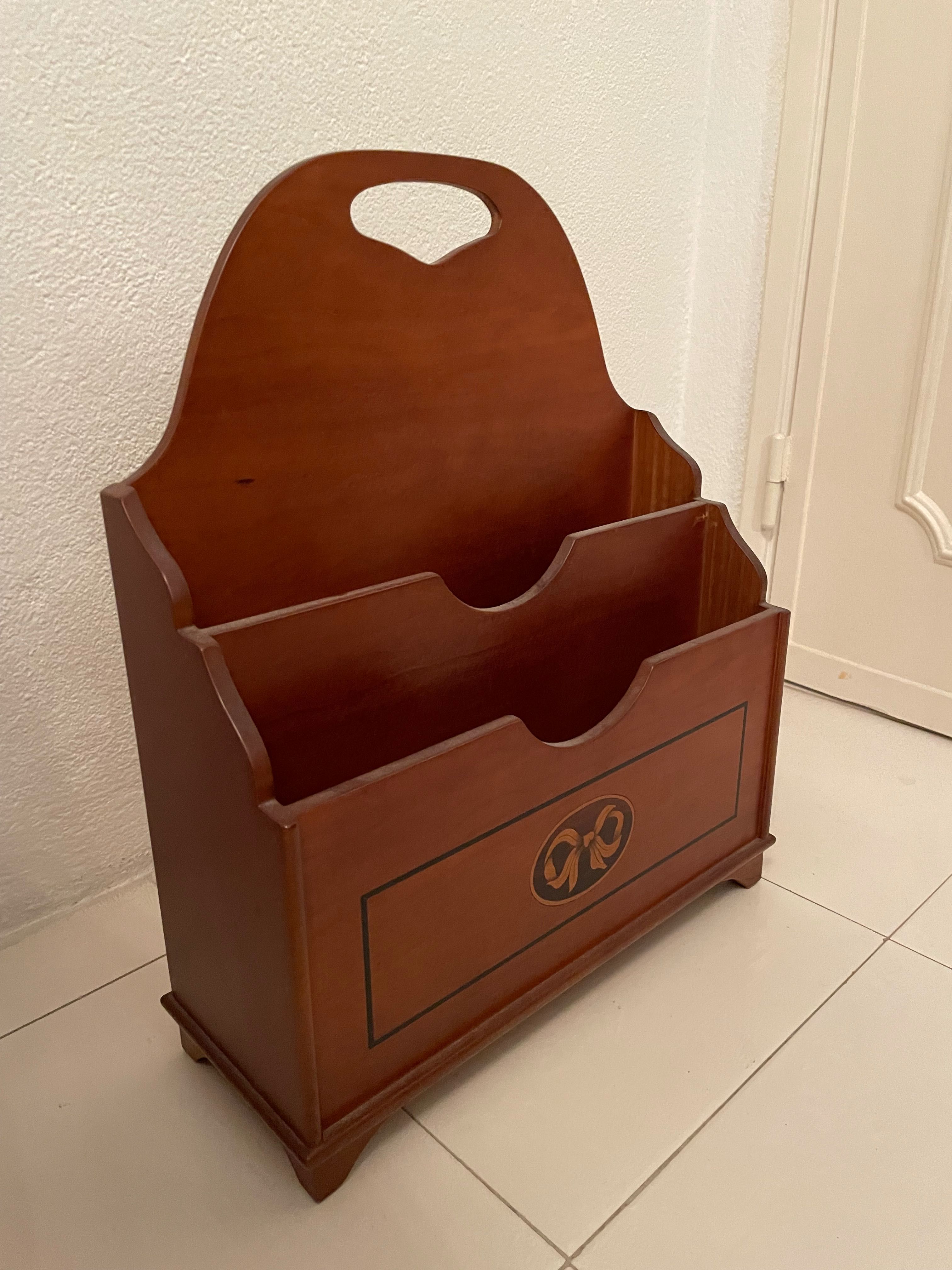 Porta-revistas em madeira com embutido na frente
