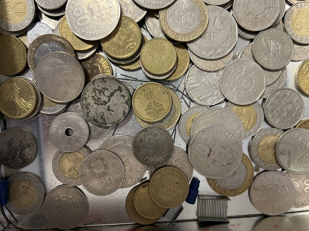 Caixa com carias moedas antigas