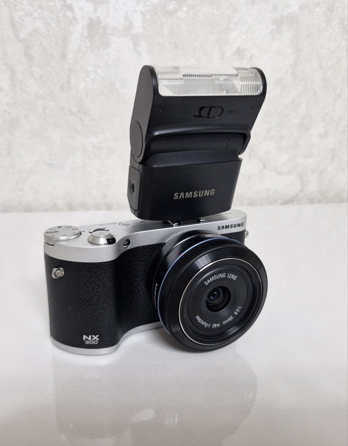 Samsung nx300 + об'єктиви 20мм f2.8 та 45мм f1.8  + спалах SEF220A