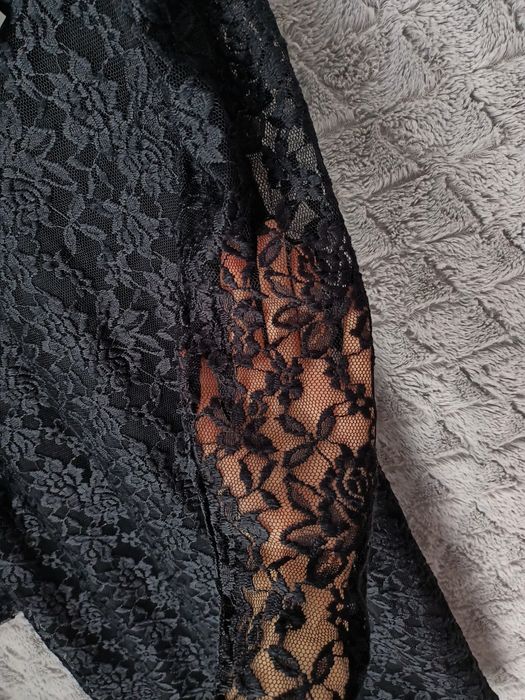 Elegancka sukienka koronkowa midi, czarna z długim rękawem Only