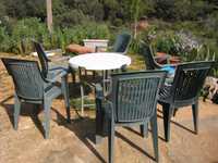 mesa de jardim com cadeiras de jardim