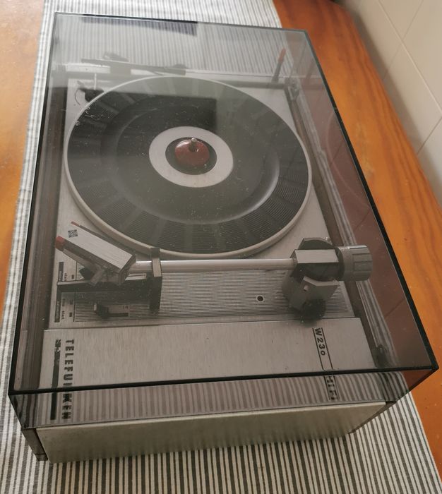 Gira-discos Telefunken W 230 HiFi