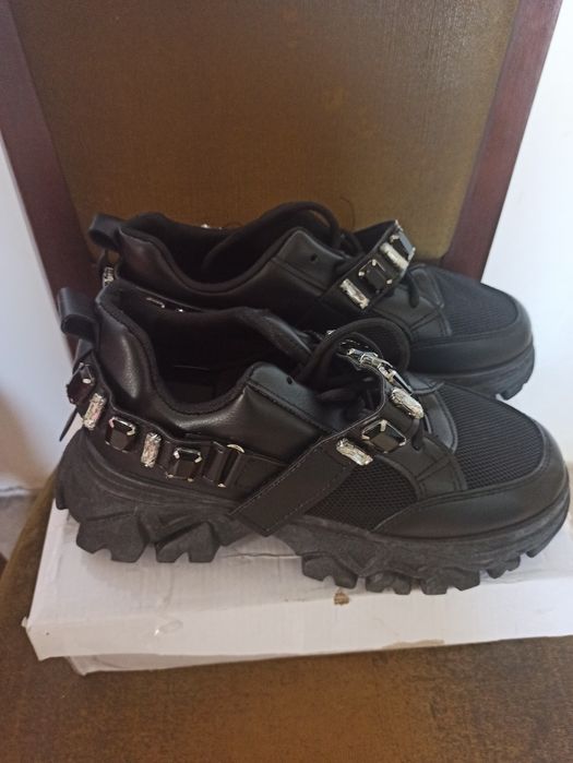 Кроссівки весняні камні р.38-39