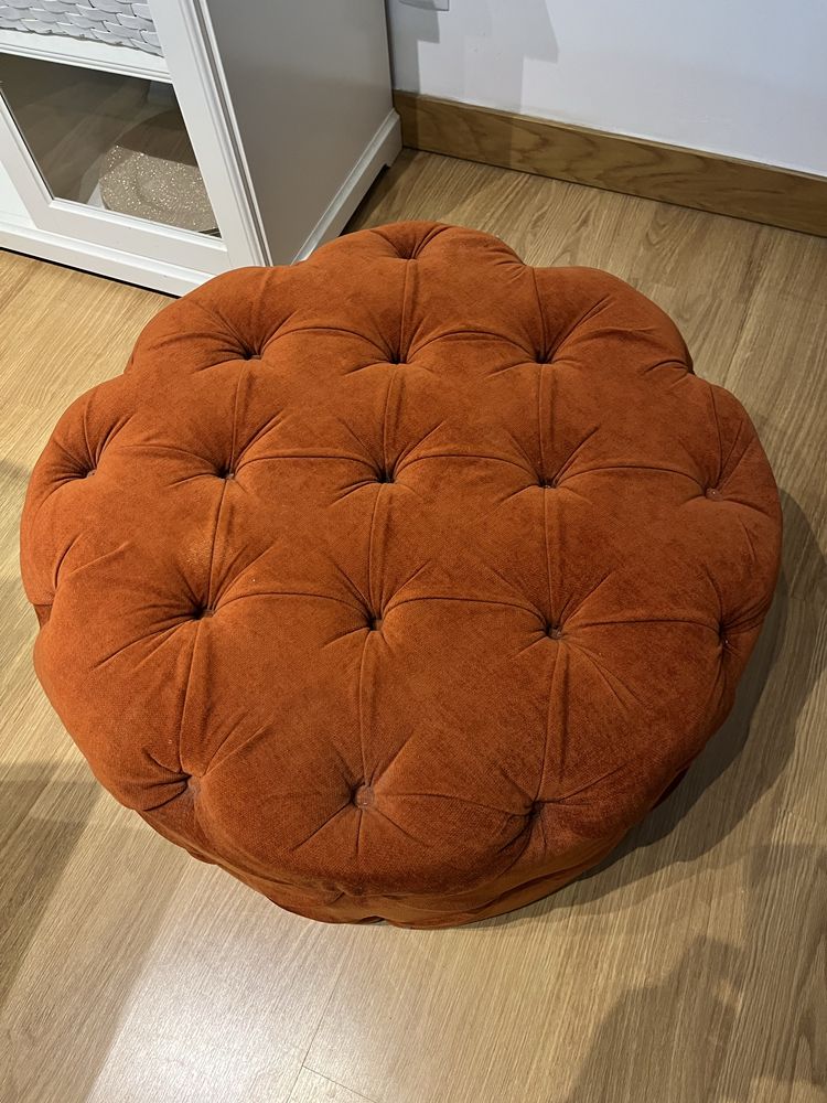 Puff pousa pés laranja
