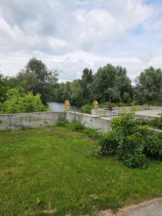 Будинок біля води. Будинок на березі Дніпра.