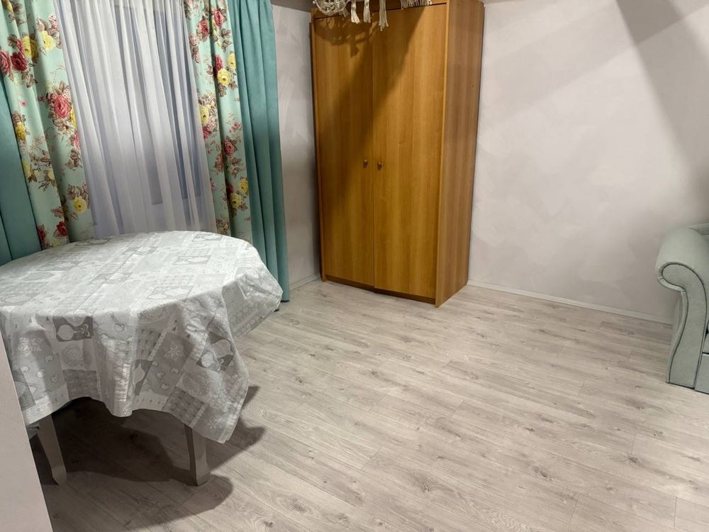 Будинок подобово з чаном  в лісі