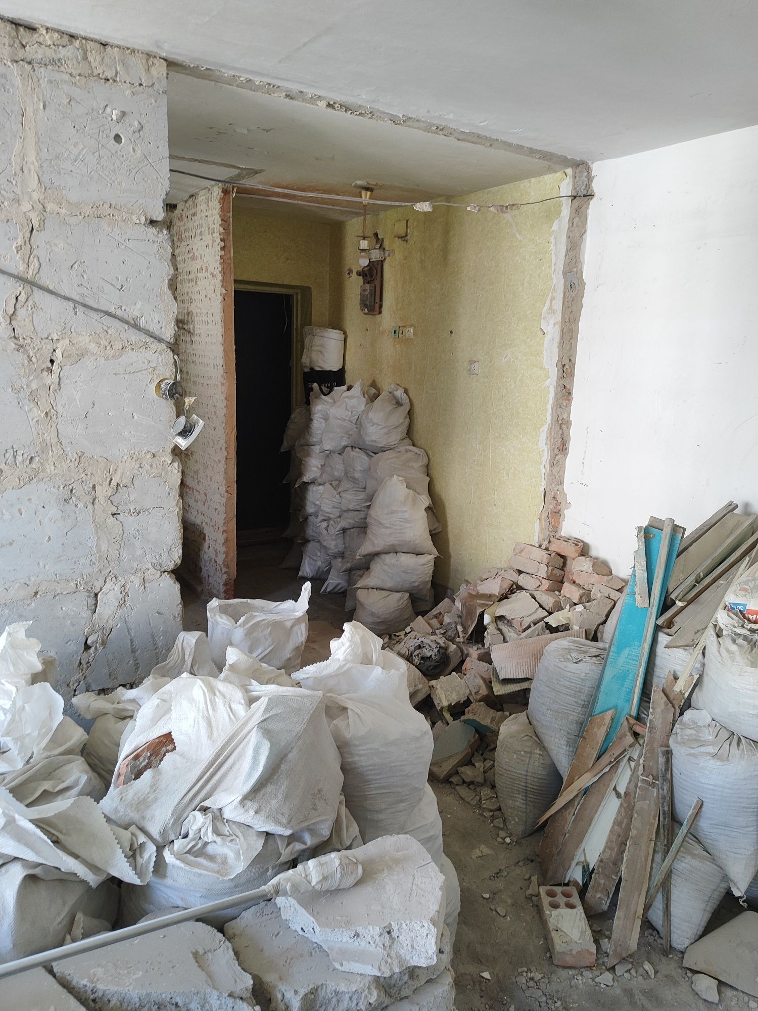 Демонтаж в квартирах, та вивіс смітя