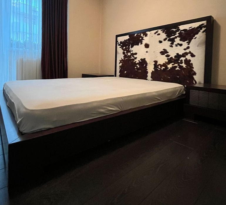 Спальний гарнітур з дерева (ліжко, узголів'я і дві тубмочки, карка