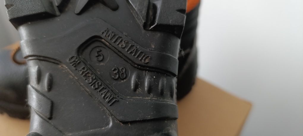 Buty robocze twardy przód w rozmiarze 38