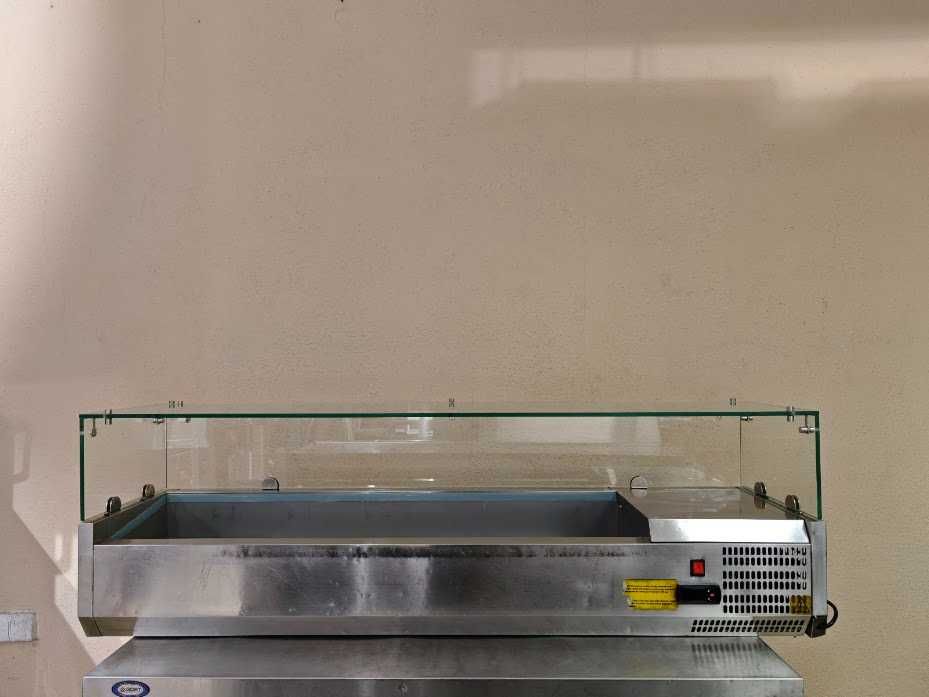 Witryna chłodnicza sałatkowa 140 cm – gastronomiczna, ze szkłem