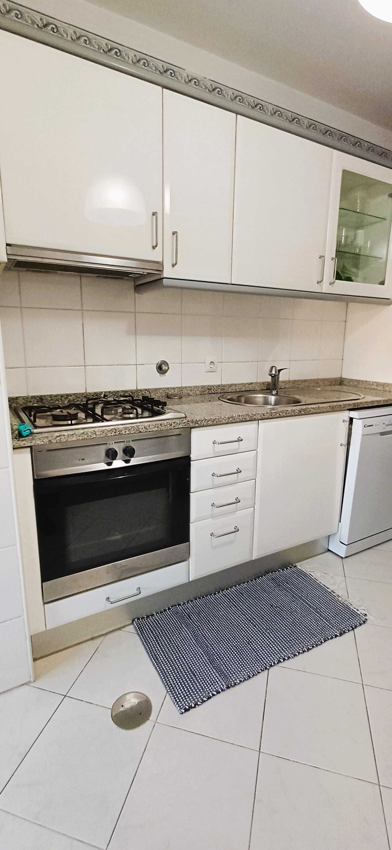 Excelente T2 c/ 90m2, mobilado e equipado. Varanda com vistas amplas!
