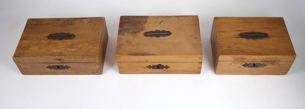 3 antigas caixas de esmolas em madeira