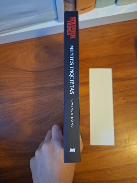 Livro "Stranger Things - Mentes Inquietas" de Gwenda Bond