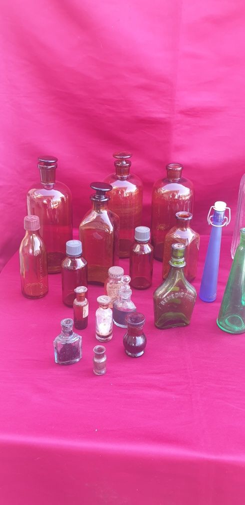 Conjunto de garrafas antigas algumas de farmácia
