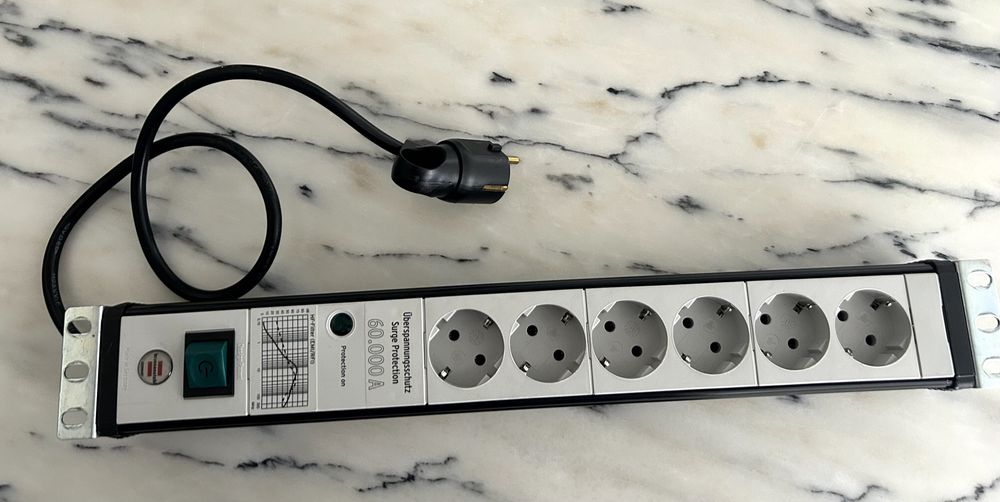 Régua de tomadas c/ proteção contra sobretensão – 6 entradas (60.000A)