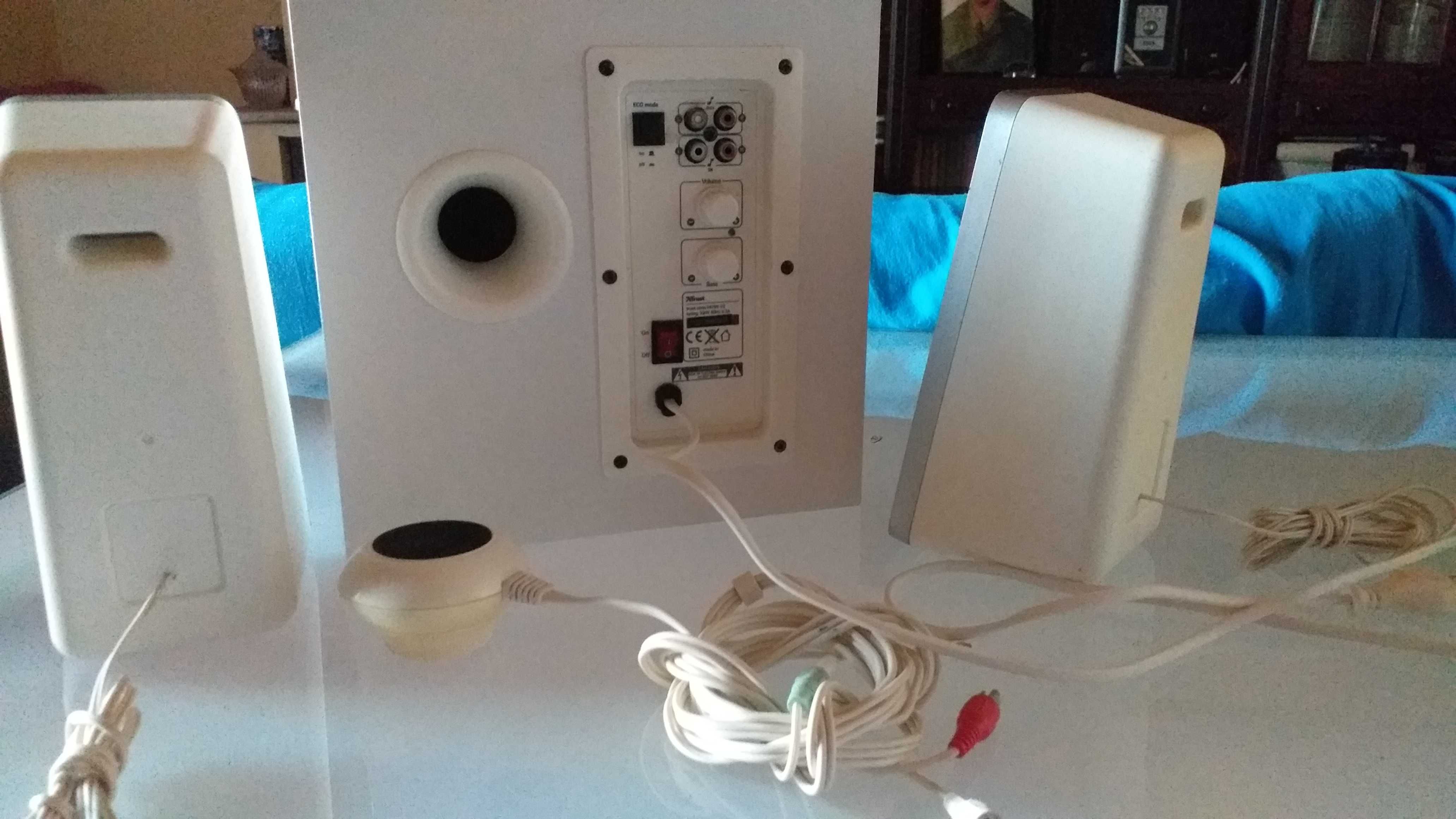 Conjunto de colunas com sistema para telemovel,computador, fones