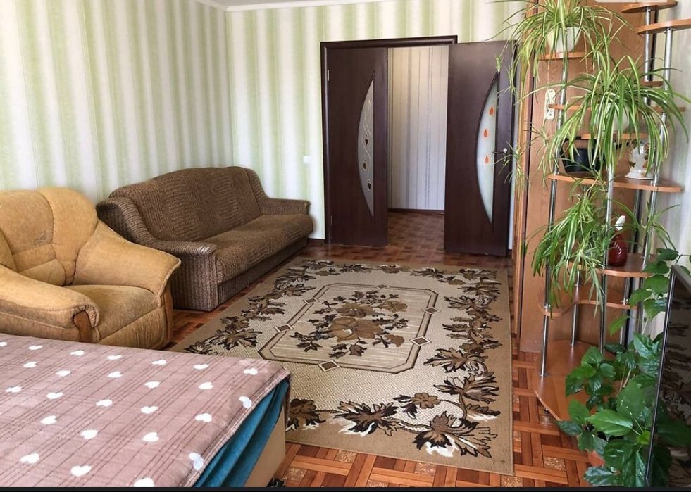 1к на Виставці поряд з парком