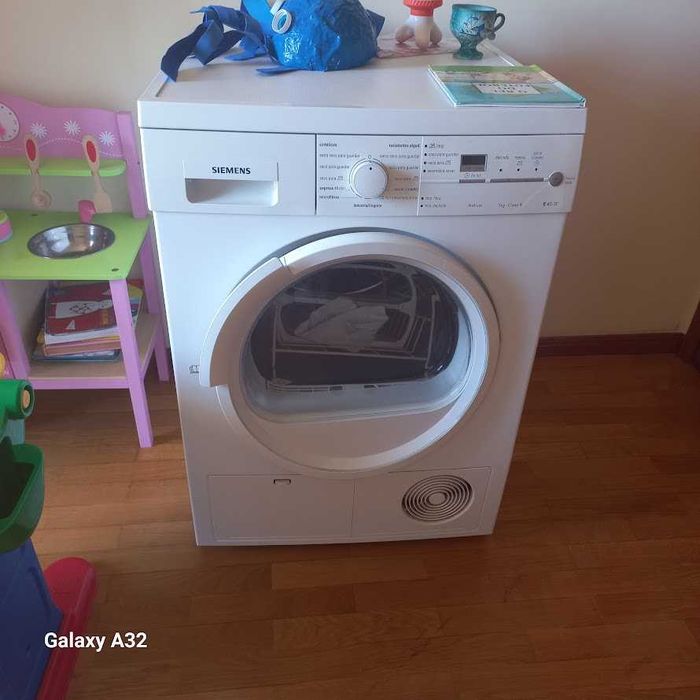 Máquina de secar roupa Siemens modelo IQ 500 (WT46E3F3EE/24)