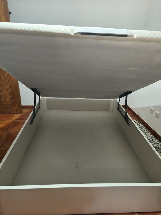 Cama com arrumação e colchão Pikolin