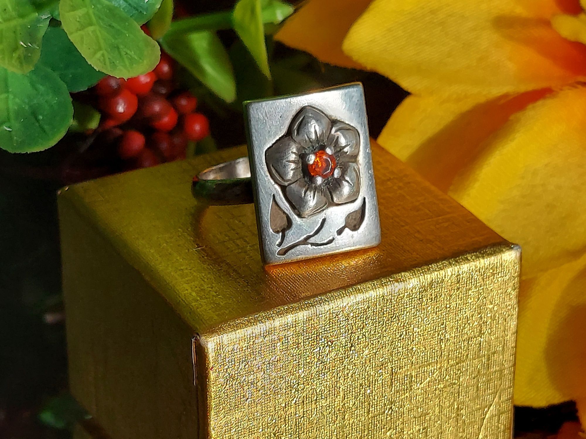 Piękny pierścionek Kwiat srebro próby 925