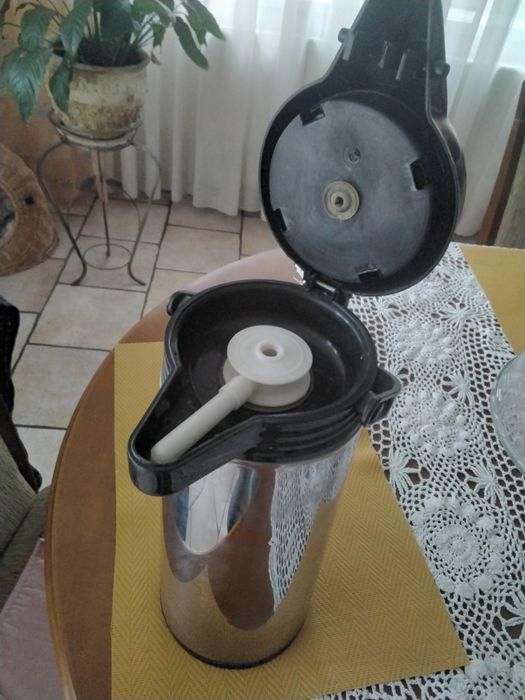Termos z pompką o pojemności 1,9 l